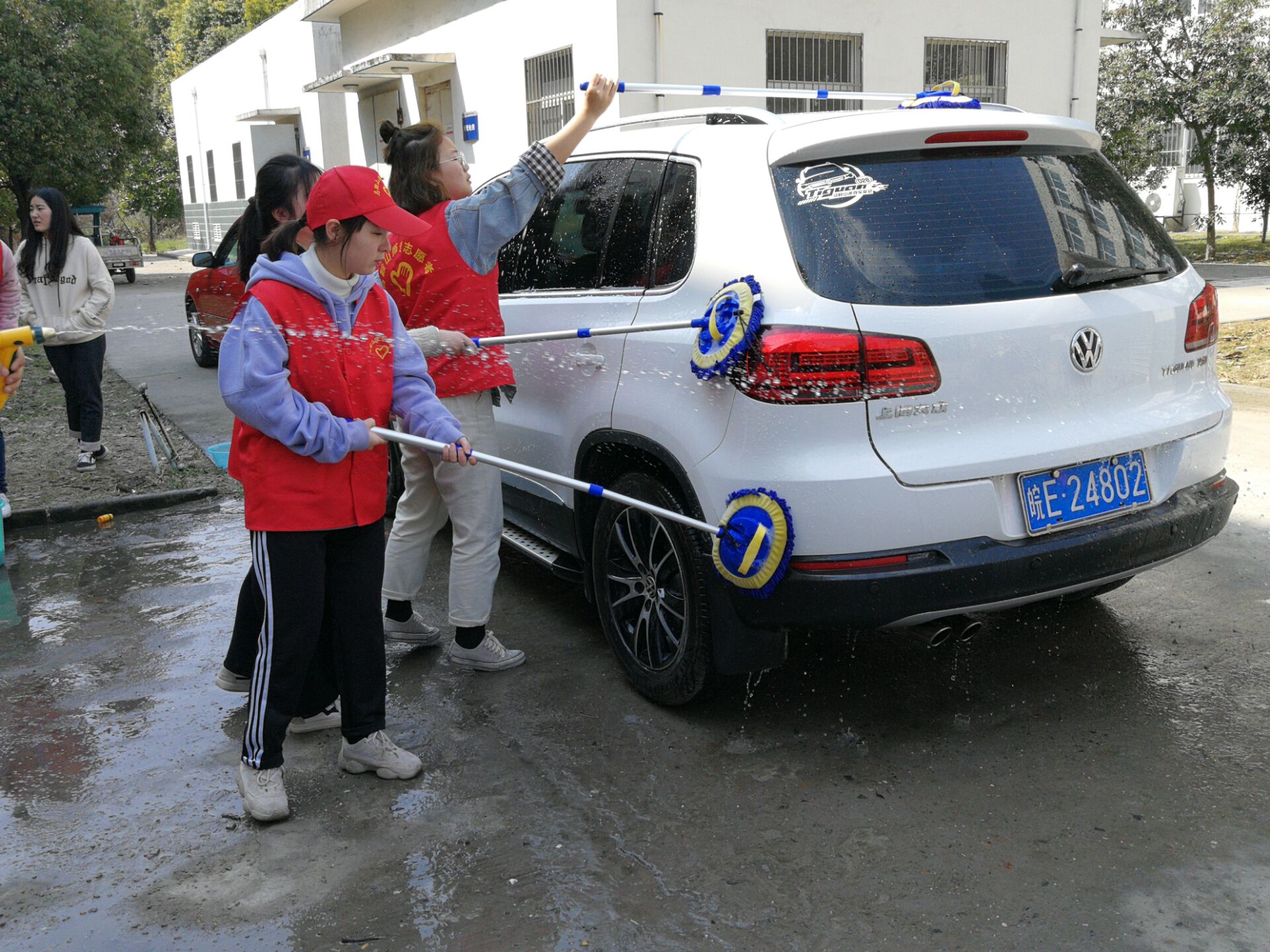 "学雷锋,传真情,展风采"——学校组织开展义务洗车活动